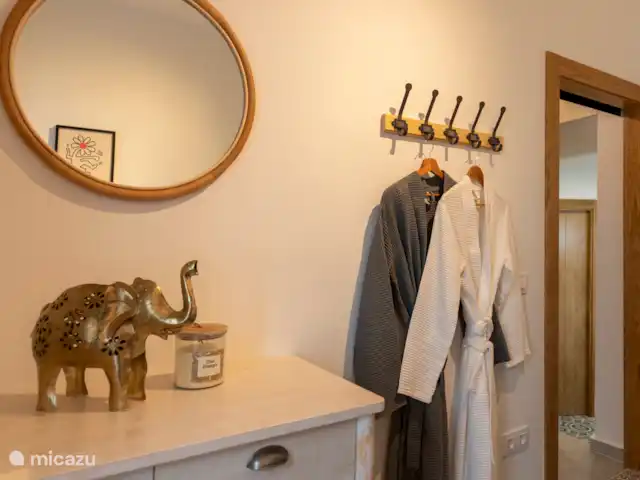 Tweede slaapkamer met stapelbed, kastje, spiegel, badjassen en airco/verwarming